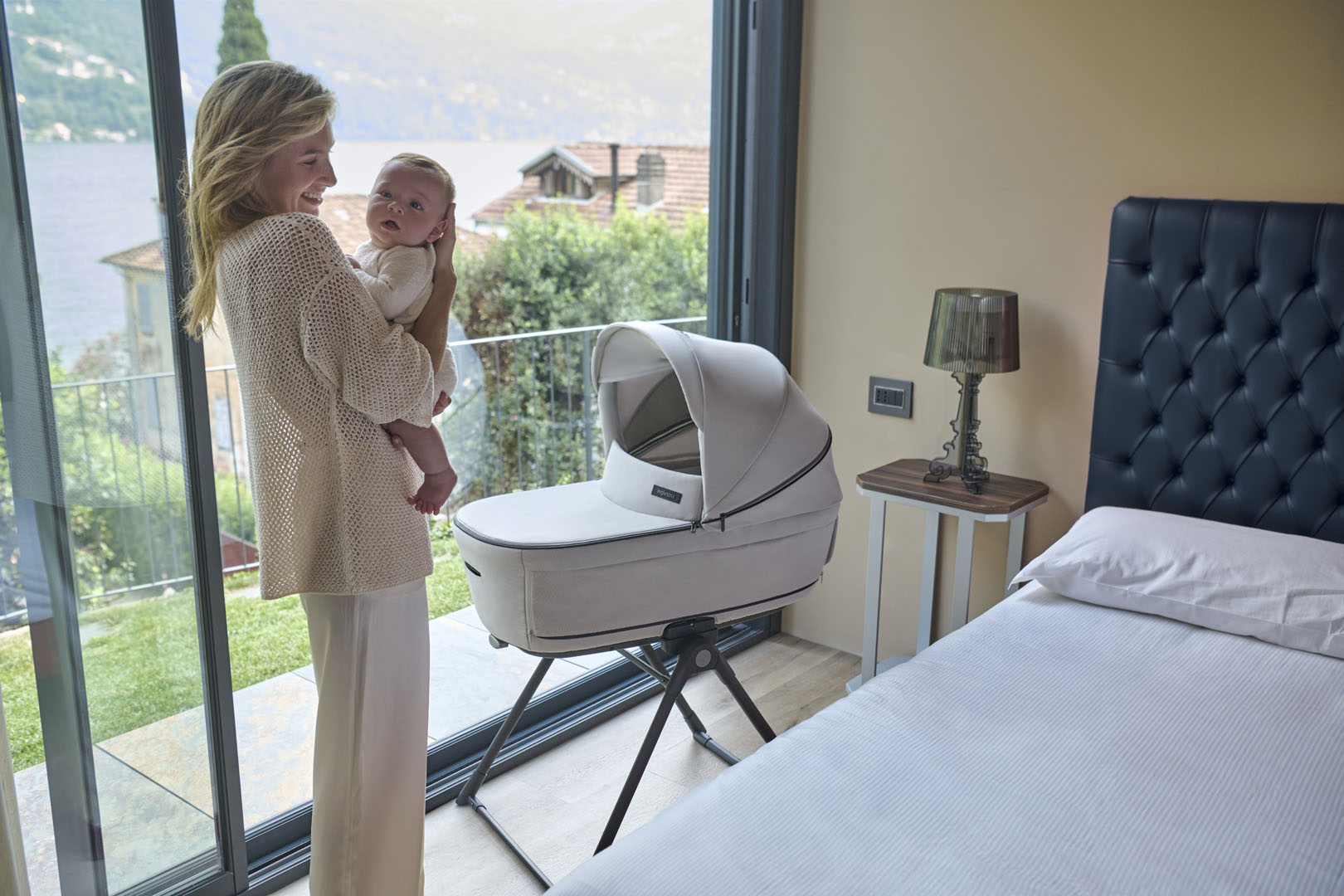 capazo de inglesina Aptica en casa sobre el soporte incluido que lo convierte en Minicuna